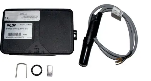 Wolf Strombox mit Flowsensor, bestehend aus einem schwarzen Gehäuse und einem Sensor mit Kabeln sowie Befestigungselementen.
